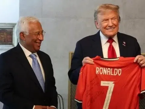 Ronaldo tặng áo kèm một thông điệp tới Tổng thống Mỹ
